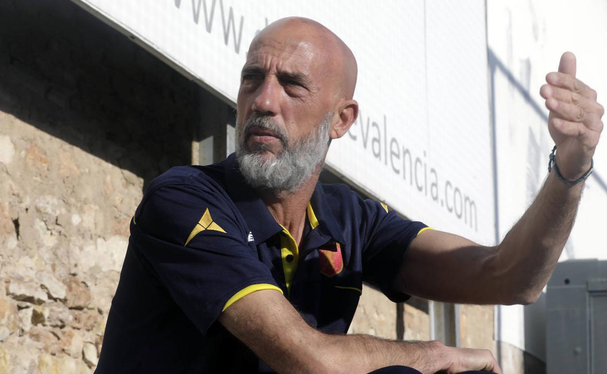 Juan Escarré, durante la entrevista en el Polideportivo de Beteró. 