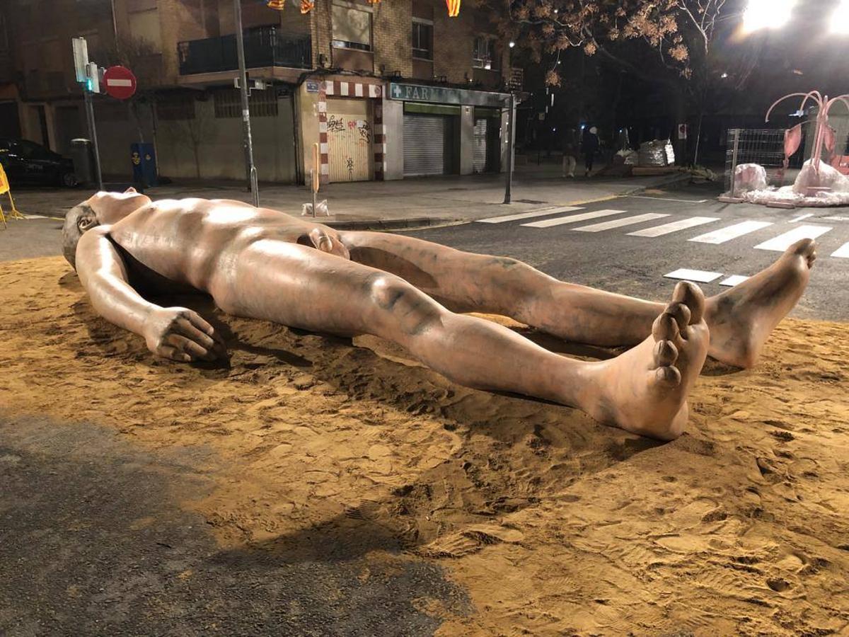 El monumento 'Jo visc', también de la artista Anna Ruiz para la falla Castielfabib de Valencia. 