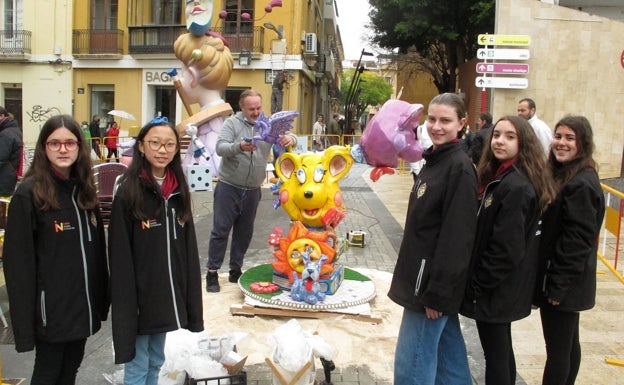 Martina Gimeno, fallera mayor infantil de Dénia, y su corte durante la plantà de su falla. 