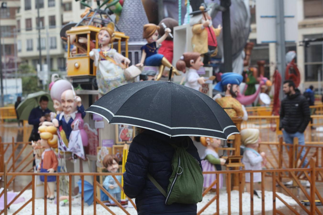 LLuvia en la plaza del ayuntamiento 