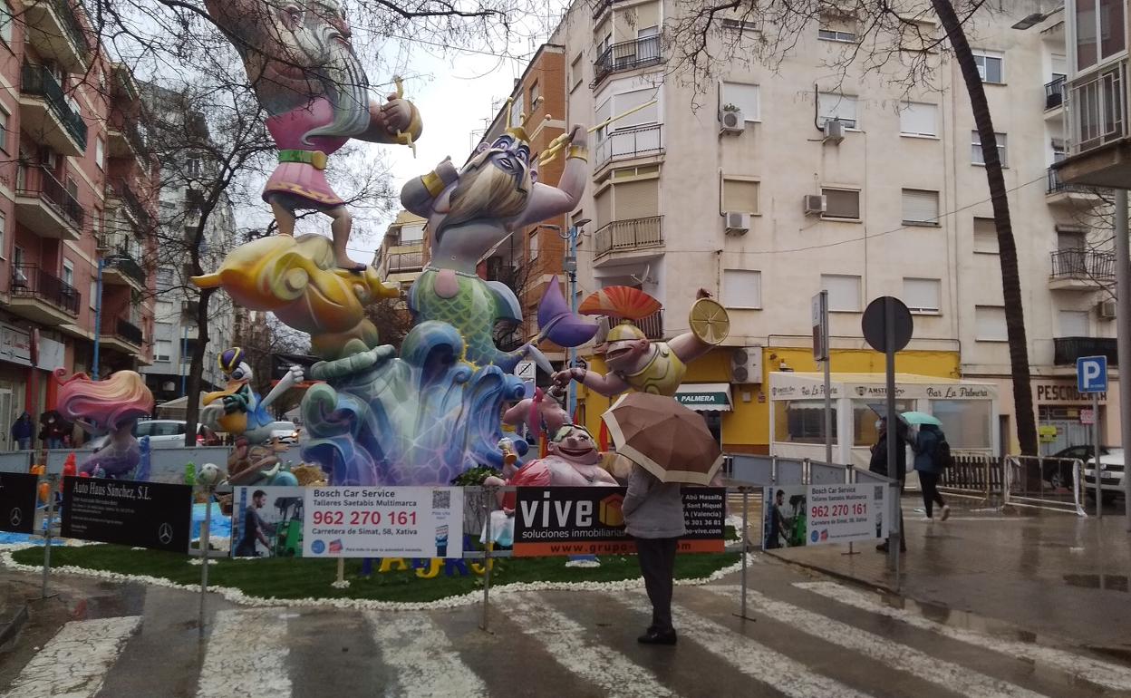 La lluvia condiciona la visita a los monumentos falleros de Xàtiva. 