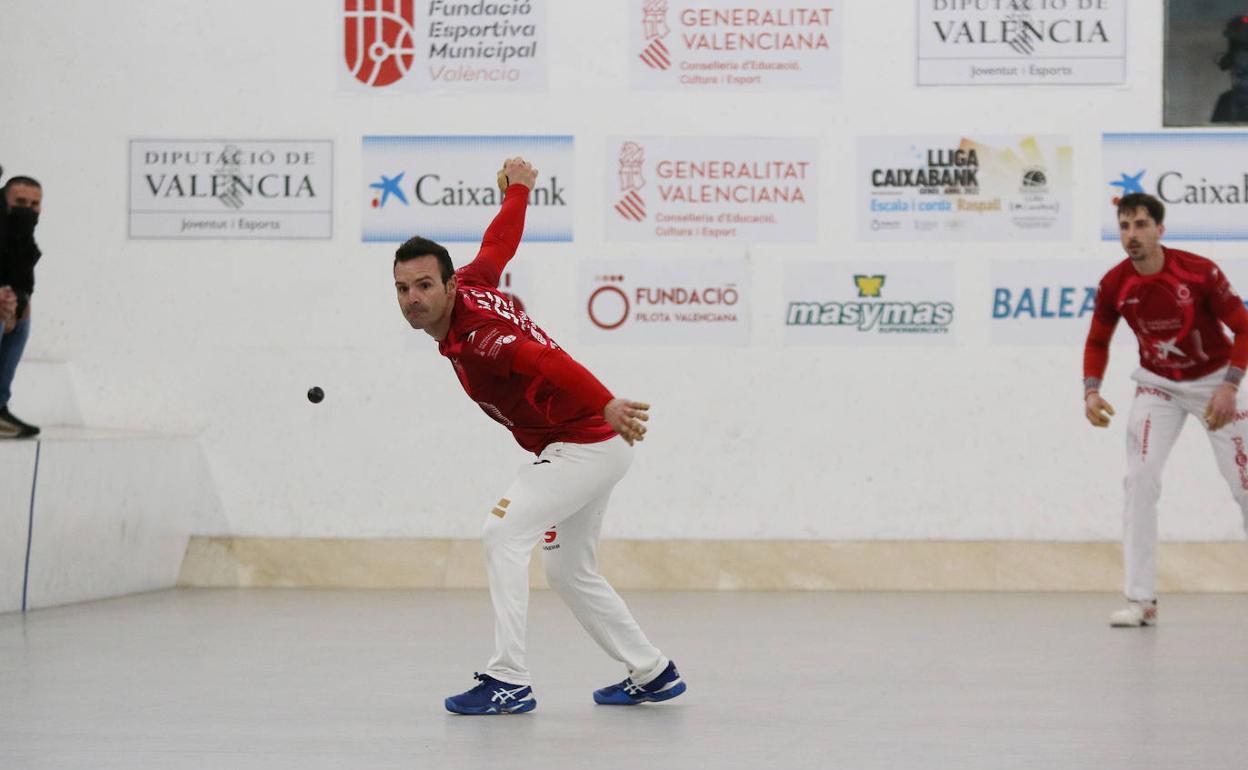 Santi golpea ante Puchol II en una partida de la Lliga. 