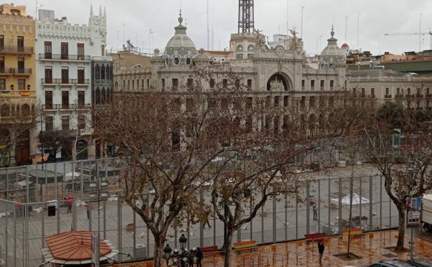 La lluvia obliga a suspender la mascletà y la recogida de premios de las fallas