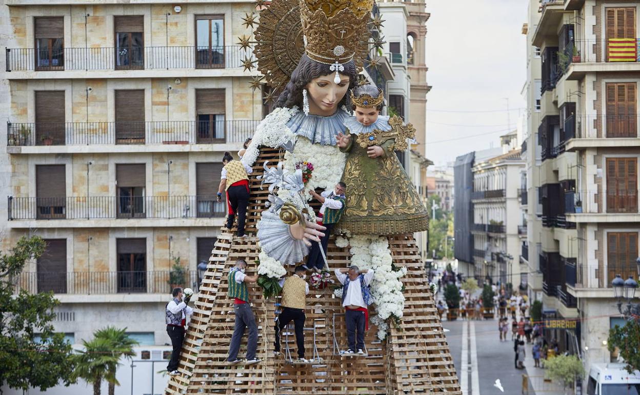 Ofrenda de Fallas | ENCUESTA: ¿Le parece bien que se celebre la Ofrenda pese al viento y lluvia?