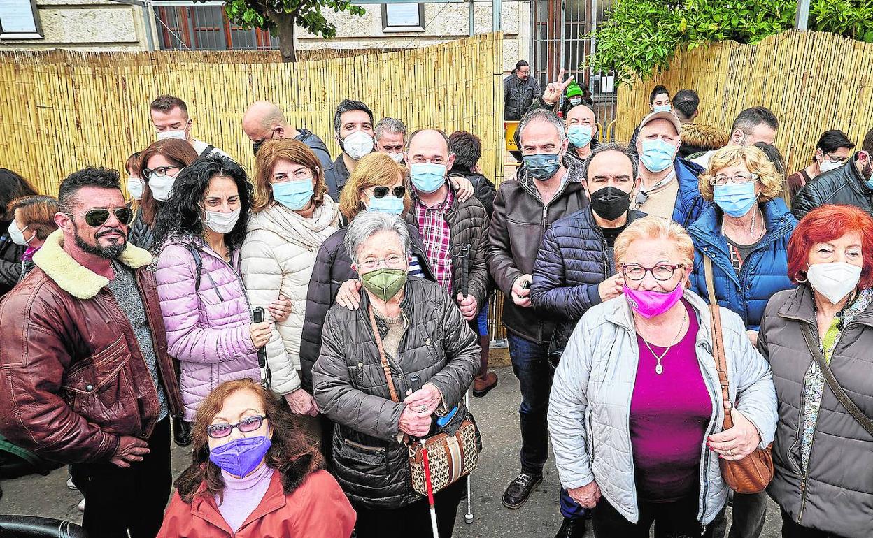 Un grupo de personas invidentes asisten a la mascletà en la plaza del Ayuntamiento.