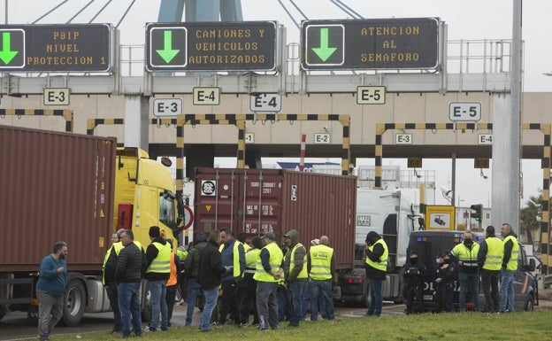 Calma tensa y problemas puntuales por la huelga de transportistas en la Comunitat Valenciana