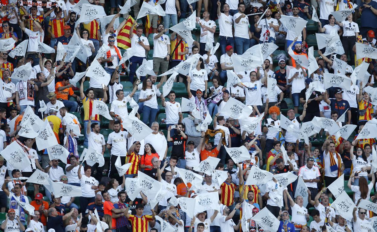 Aficionados del Valencia ocupando las gradas del Benito Villamarín en 2019. 