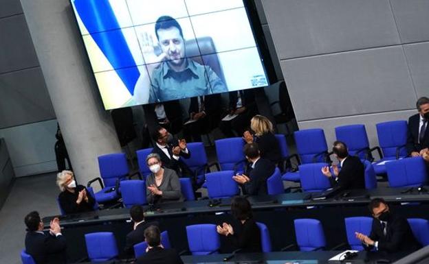 Ovación a Zelenski en el Parlamento alemán. 