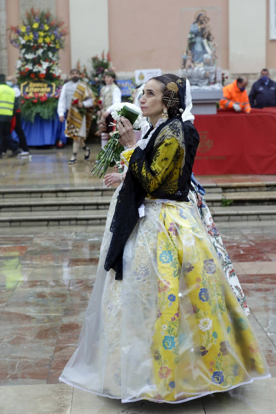 La lluvia no ha podido con el fervor a la Virgen de los Desemperados. La primera jornada de la ofrenda de las Fallas está pasada por agua y protagonizada por las flores y los paraguas, pero nada detiene la ilusión de los falleros de desfilar hasta la Mare de Déu. 