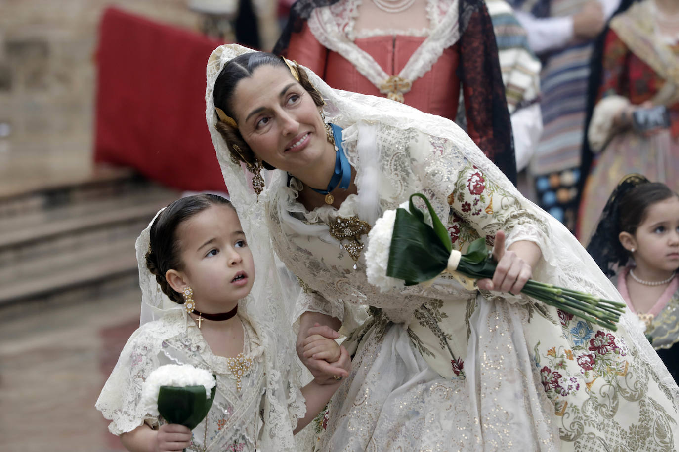 La lluvia no ha podido con el fervor a la Virgen de los Desemperados. La primera jornada de la ofrenda de las Fallas está pasada por agua y protagonizada por las flores y los paraguas, pero nada detiene la ilusión de los falleros de desfilar hasta la Mare de Déu. 