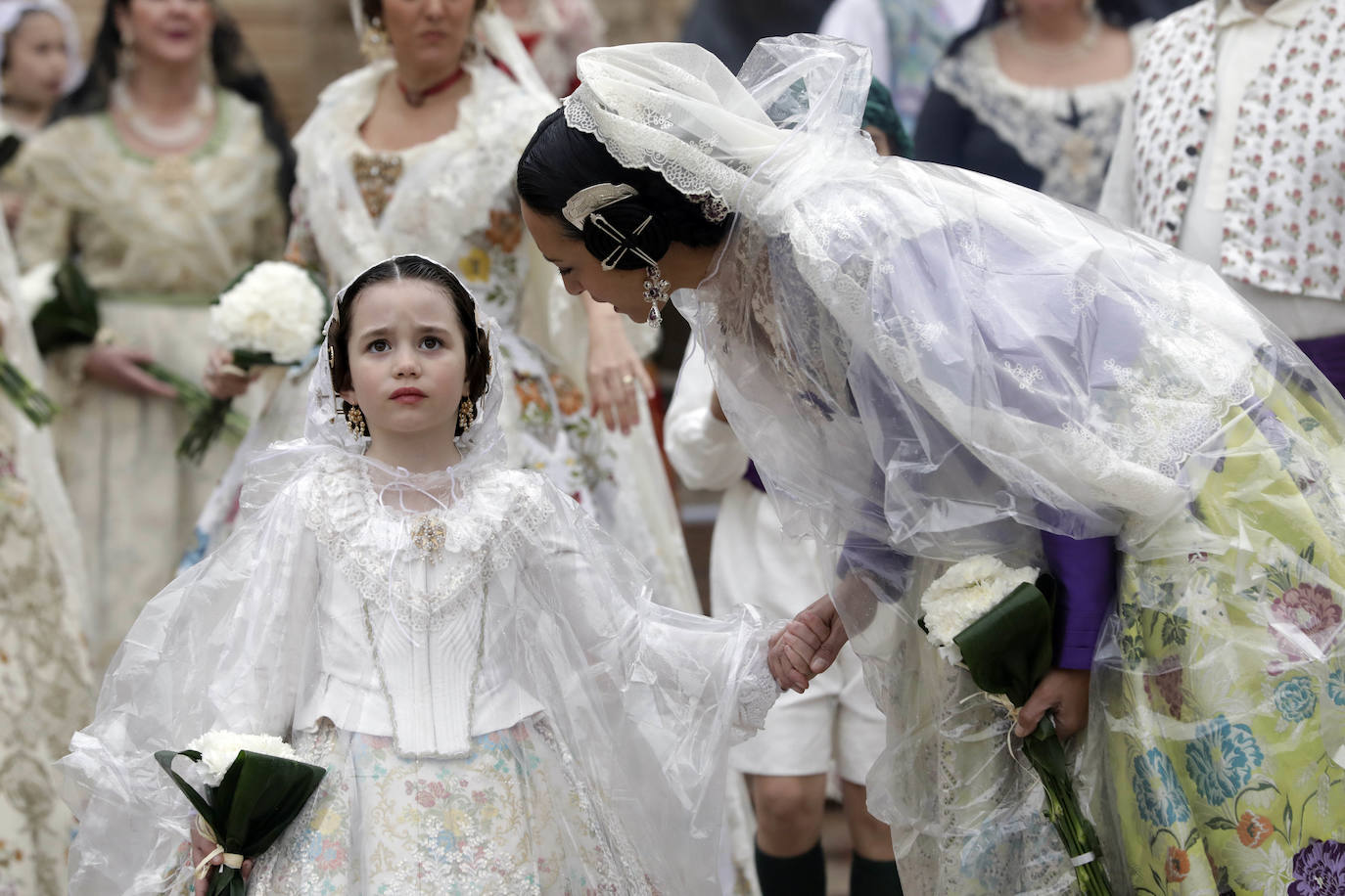 La lluvia no ha podido con el fervor a la Virgen de los Desemperados. La primera jornada de la ofrenda de las Fallas está pasada por agua y protagonizada por las flores y los paraguas, pero nada detiene la ilusión de los falleros de desfilar hasta la Mare de Déu. 