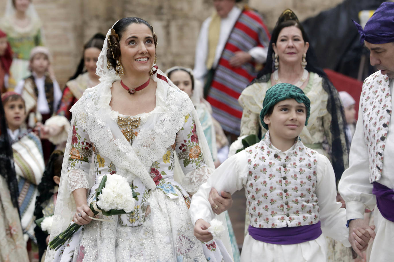 La lluvia no ha podido con el fervor a la Virgen de los Desemperados. La primera jornada de la ofrenda de las Fallas está pasada por agua y protagonizada por las flores y los paraguas, pero nada detiene la ilusión de los falleros de desfilar hasta la Mare de Déu. 