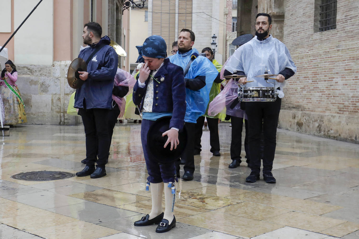 La lluvia no ha podido con el fervor a la Virgen de los Desemperados. La primera jornada de la ofrenda de las Fallas está pasada por agua y protagonizada por las flores y los paraguas, pero nada detiene la ilusión de los falleros de desfilar hasta la Mare de Déu. 