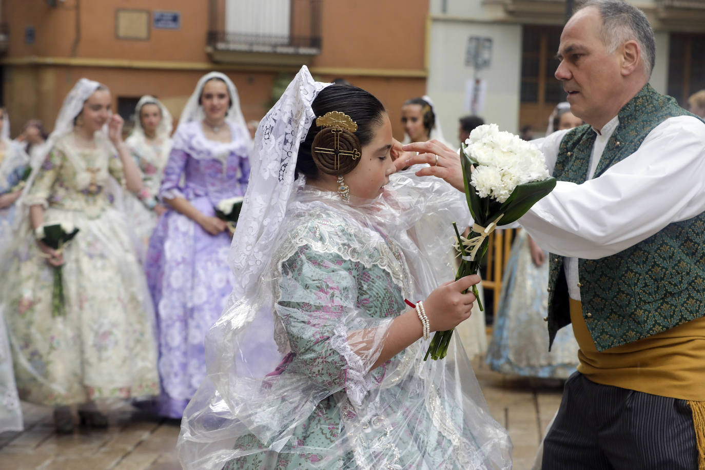 La lluvia no ha podido con el fervor a la Virgen de los Desemperados. La primera jornada de la ofrenda de las Fallas está pasada por agua y protagonizada por las flores y los paraguas, pero nada detiene la ilusión de los falleros de desfilar hasta la Mare de Déu. 