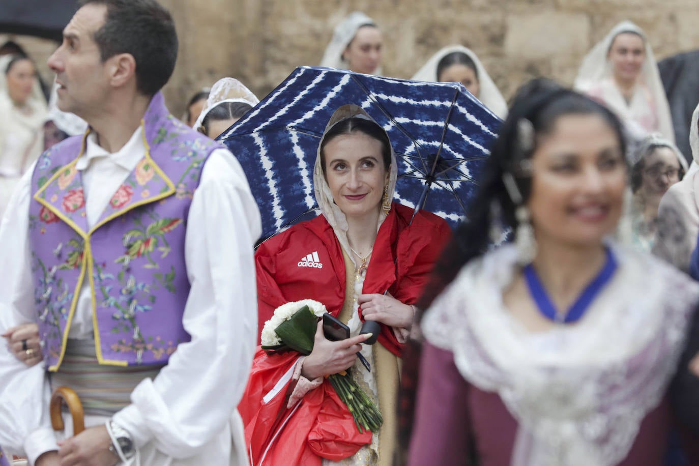 La lluvia no ha podido con el fervor a la Virgen de los Desemperados. La primera jornada de la ofrenda de las Fallas está pasada por agua y protagonizada por las flores y los paraguas, pero nada detiene la ilusión de los falleros de desfilar hasta la Mare de Déu. 