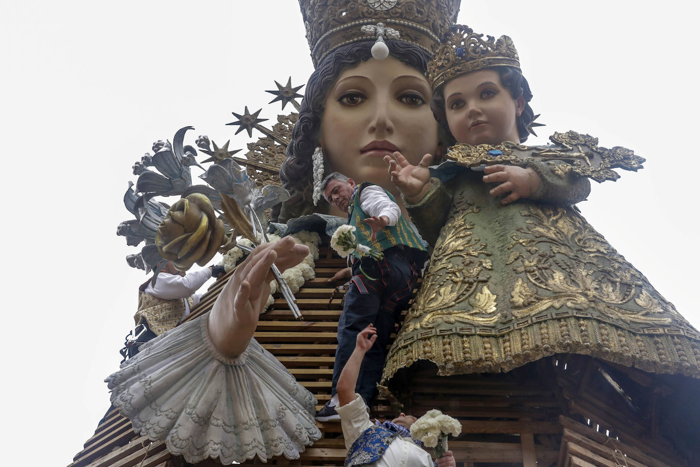 La lluvia no ha podido con el fervor a la Virgen de los Desemperados. La primera jornada de la ofrenda de las Fallas está pasada por agua y protagonizada por las flores y los paraguas, pero nada detiene la ilusión de los falleros de desfilar hasta la Mare de Déu. 