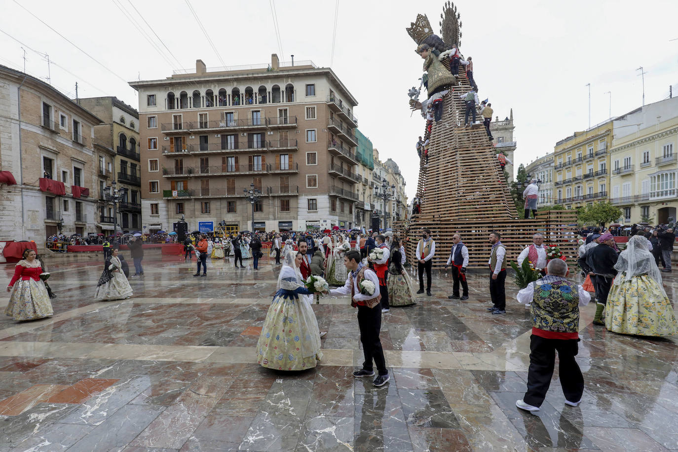 La lluvia no ha podido con el fervor a la Virgen de los Desemperados. La primera jornada de la ofrenda de las Fallas está pasada por agua y protagonizada por las flores y los paraguas, pero nada detiene la ilusión de los falleros de desfilar hasta la Mare de Déu. 