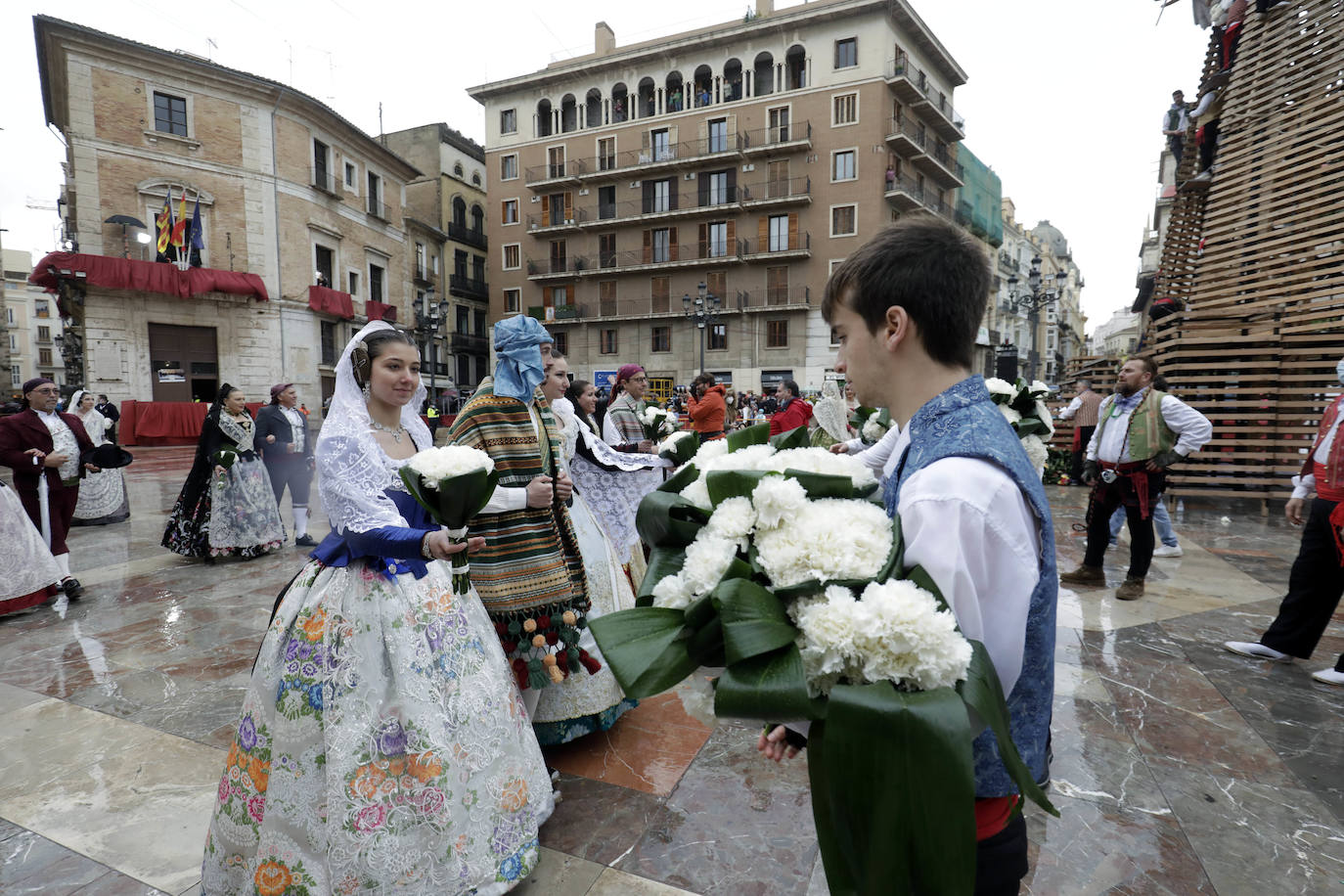 La lluvia no ha podido con el fervor a la Virgen de los Desemperados. La primera jornada de la ofrenda de las Fallas está pasada por agua y protagonizada por las flores y los paraguas, pero nada detiene la ilusión de los falleros de desfilar hasta la Mare de Déu. 