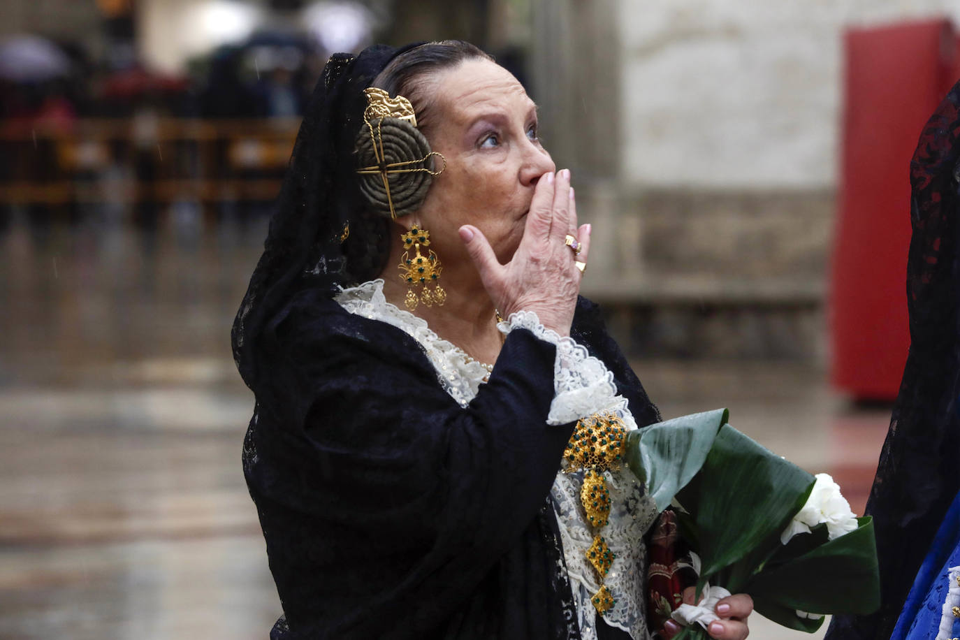 La lluvia no ha podido con el fervor a la Virgen de los Desemperados. La primera jornada de la ofrenda de las Fallas está pasada por agua y protagonizada por las flores y los paraguas, pero nada detiene la ilusión de los falleros de desfilar hasta la Mare de Déu. 