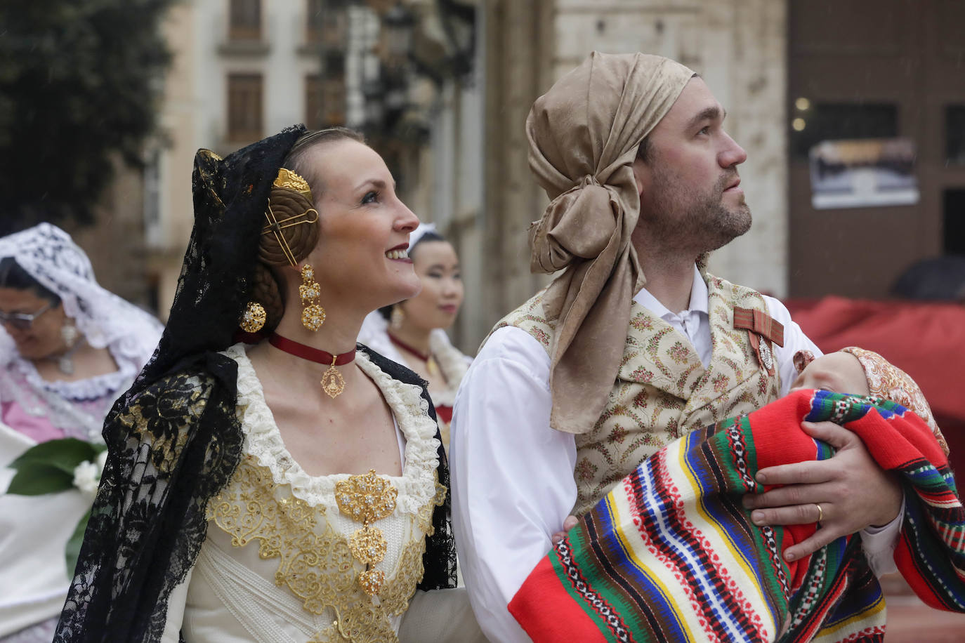 La lluvia no ha podido con el fervor a la Virgen de los Desemperados. La primera jornada de la ofrenda de las Fallas está pasada por agua y protagonizada por las flores y los paraguas, pero nada detiene la ilusión de los falleros de desfilar hasta la Mare de Déu. 