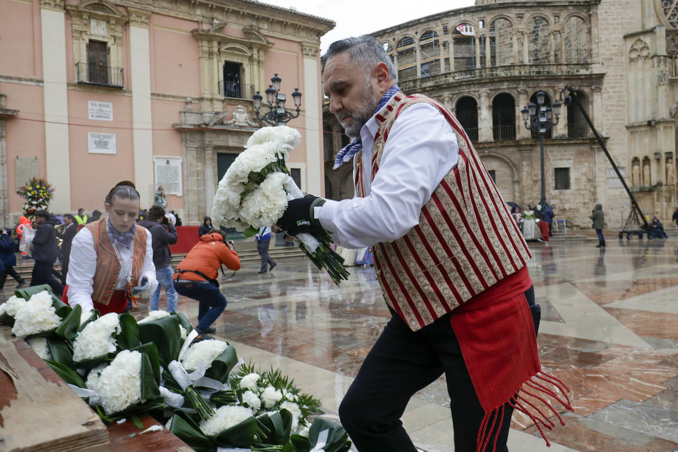 La lluvia no ha podido con el fervor a la Virgen de los Desemperados. La primera jornada de la ofrenda de las Fallas está pasada por agua y protagonizada por las flores y los paraguas, pero nada detiene la ilusión de los falleros de desfilar hasta la Mare de Déu. 