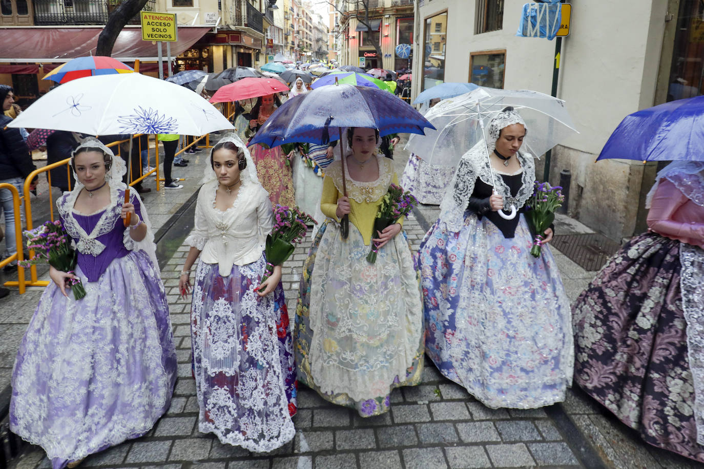 La lluvia no ha podido con el fervor a la Virgen de los Desemperados. La primera jornada de la ofrenda de las Fallas está pasada por agua y protagonizada por las flores y los paraguas, pero nada detiene la ilusión de los falleros de desfilar hasta la Mare de Déu. 