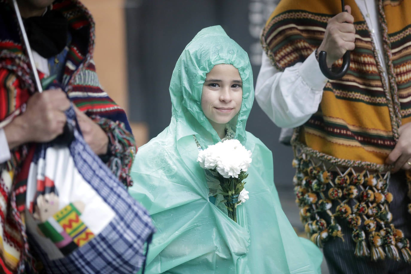 La lluvia no ha podido con el fervor a la Virgen de los Desemperados. La primera jornada de la ofrenda de las Fallas está pasada por agua y protagonizada por las flores y los paraguas, pero nada detiene la ilusión de los falleros de desfilar hasta la Mare de Déu. 