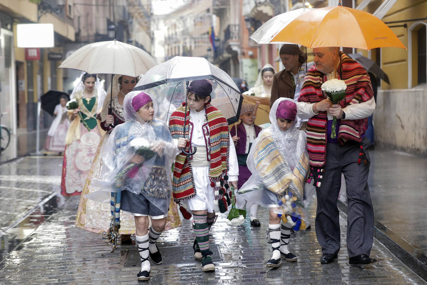 La lluvia no ha podido con el fervor a la Virgen de los Desemperados. La primera jornada de la ofrenda de las Fallas está pasada por agua y protagonizada por las flores y los paraguas, pero nada detiene la ilusión de los falleros de desfilar hasta la Mare de Déu. 