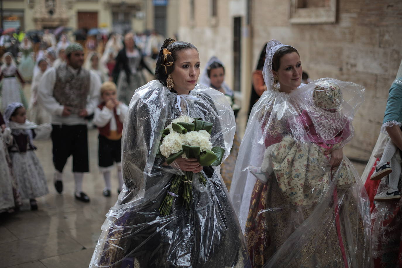 La lluvia no ha podido con el fervor a la Virgen de los Desemperados. La primera jornada de la ofrenda de las Fallas está pasada por agua y protagonizada por las flores y los paraguas, pero nada detiene la ilusión de los falleros de desfilar hasta la Mare de Déu. 