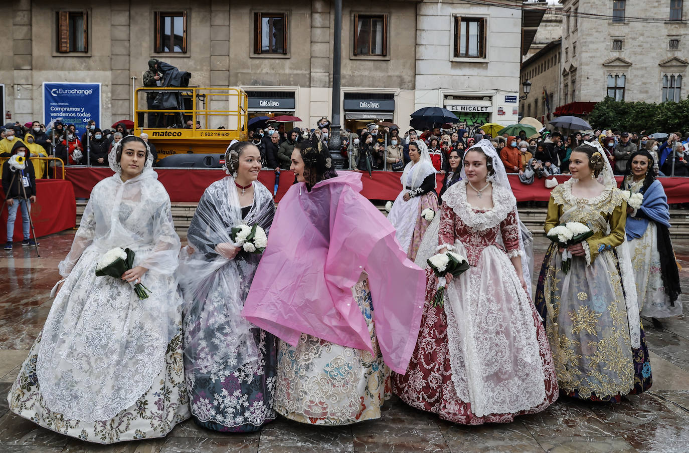 La lluvia no ha podido con el fervor a la Virgen de los Desemperados. La primera jornada de la ofrenda de las Fallas está pasada por agua y protagonizada por las flores y los paraguas, pero nada detiene la ilusión de los falleros de desfilar hasta la Mare de Déu. 