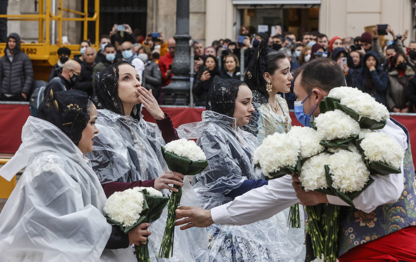 La lluvia no ha podido con el fervor a la Virgen de los Desemperados. La primera jornada de la ofrenda de las Fallas está pasada por agua y protagonizada por las flores y los paraguas, pero nada detiene la ilusión de los falleros de desfilar hasta la Mare de Déu. 