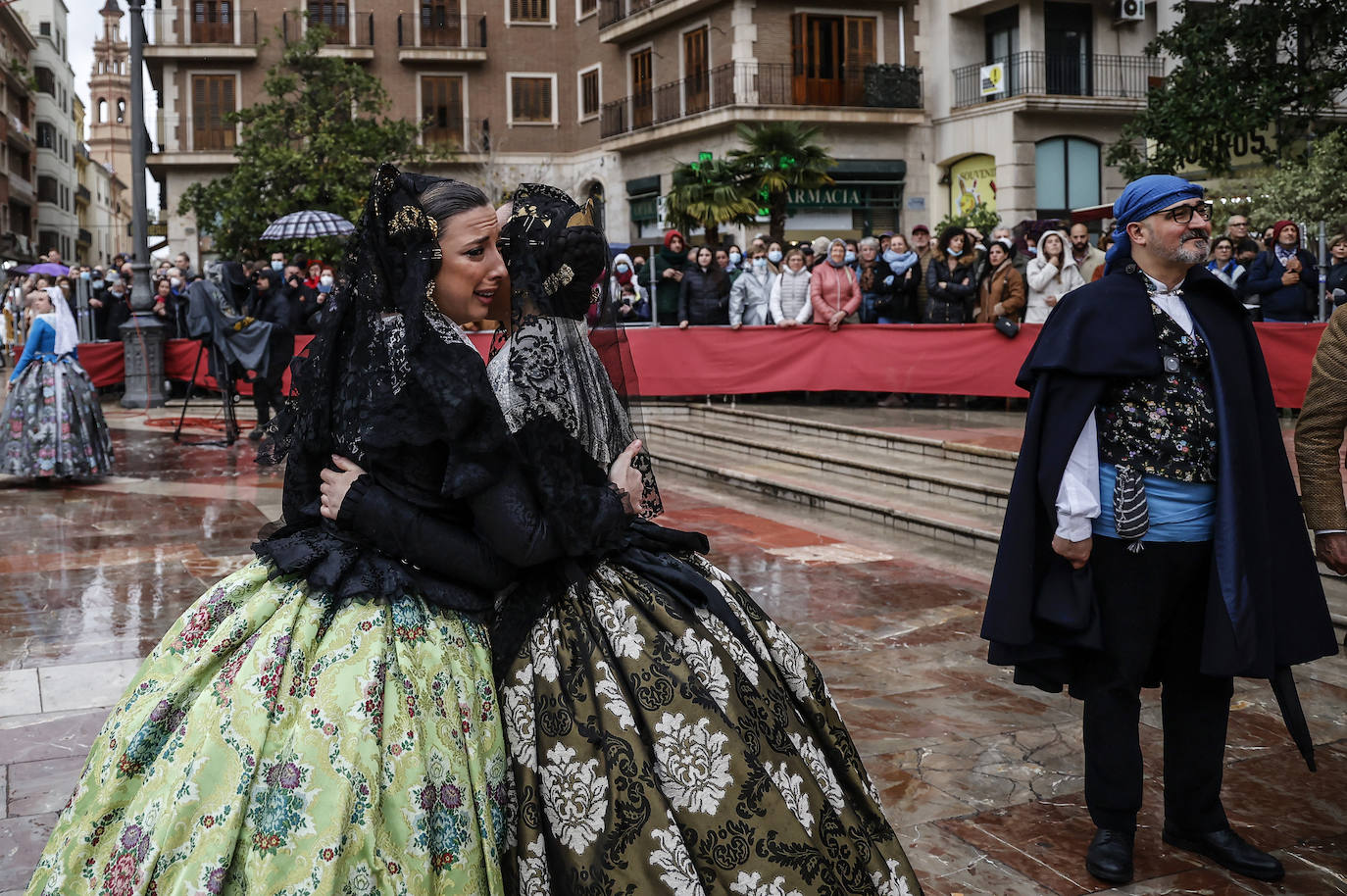 La lluvia no ha podido con el fervor a la Virgen de los Desemperados. La primera jornada de la ofrenda de las Fallas está pasada por agua y protagonizada por las flores y los paraguas, pero nada detiene la ilusión de los falleros de desfilar hasta la Mare de Déu. 