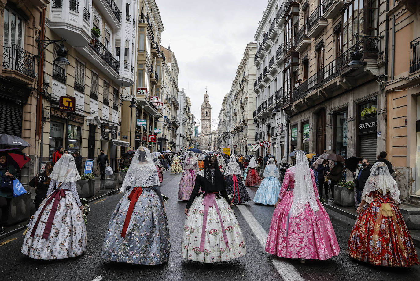 La lluvia no ha podido con el fervor a la Virgen de los Desemperados. La primera jornada de la ofrenda de las Fallas está pasada por agua y protagonizada por las flores y los paraguas, pero nada detiene la ilusión de los falleros de desfilar hasta la Mare de Déu. 