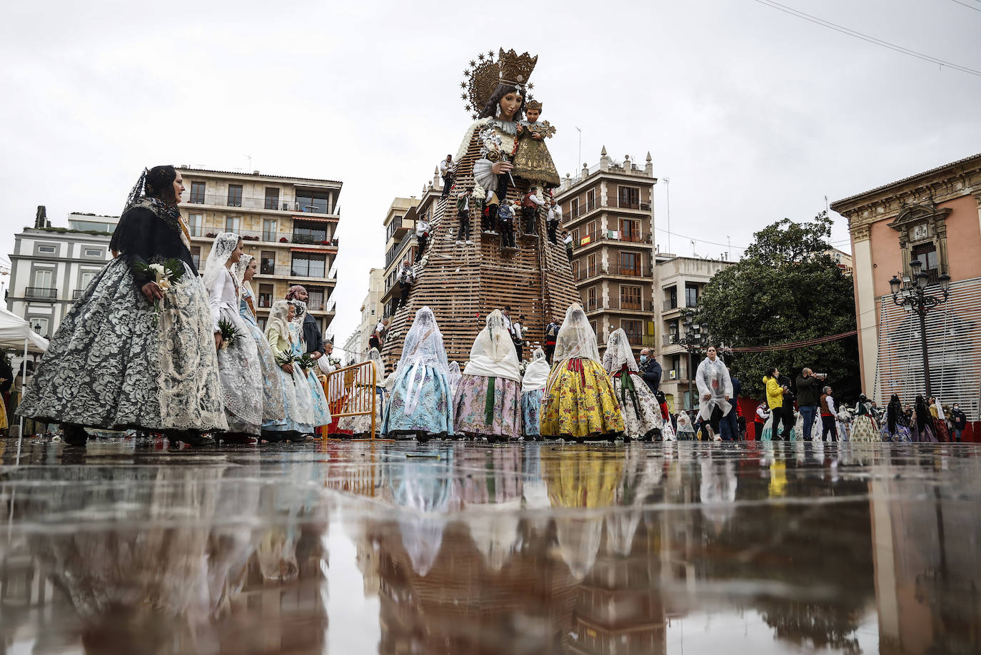 La lluvia no ha podido con el fervor a la Virgen de los Desemperados. La primera jornada de la ofrenda de las Fallas está pasada por agua y protagonizada por las flores y los paraguas, pero nada detiene la ilusión de los falleros de desfilar hasta la Mare de Déu. 