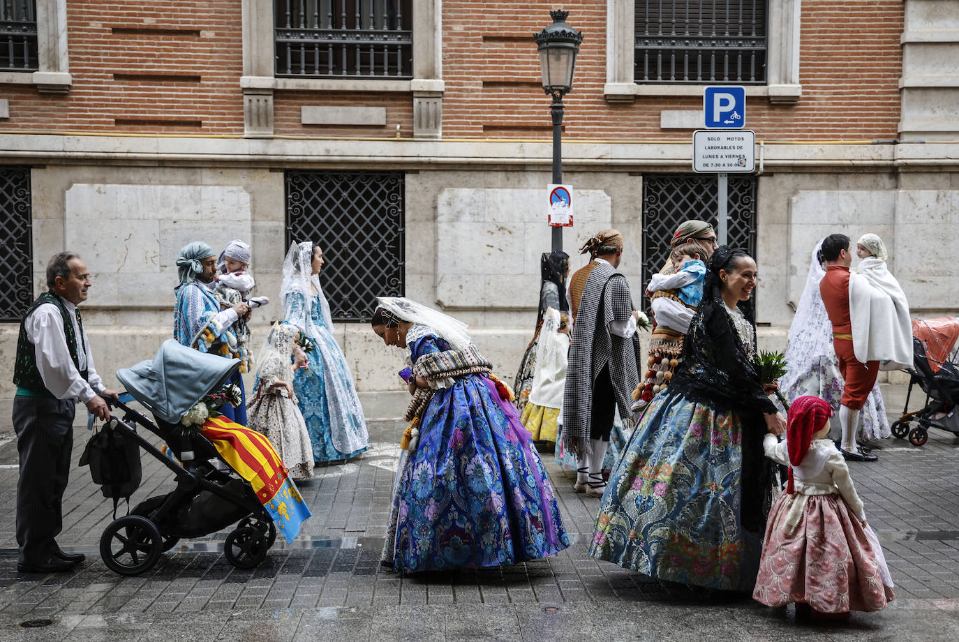 La lluvia no ha podido con el fervor a la Virgen de los Desemperados. La primera jornada de la ofrenda de las Fallas está pasada por agua y protagonizada por las flores y los paraguas, pero nada detiene la ilusión de los falleros de desfilar hasta la Mare de Déu. 