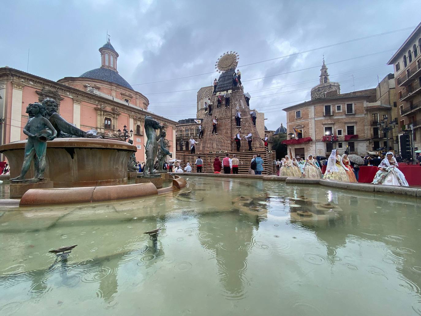 La lluvia no ha podido con el fervor a la Virgen de los Desemperados. La primera jornada de la ofrenda de las Fallas está pasada por agua y protagonizada por las flores y los paraguas, pero nada detiene la ilusión de los falleros de desfilar hasta la Mare de Déu. 