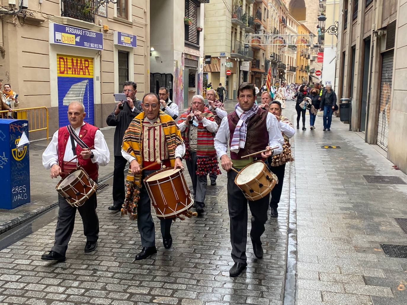 La lluvia no ha podido con el fervor a la Virgen de los Desemperados. La primera jornada de la ofrenda de las Fallas está pasada por agua y protagonizada por las flores y los paraguas, pero nada detiene la ilusión de los falleros de desfilar hasta la Mare de Déu. 