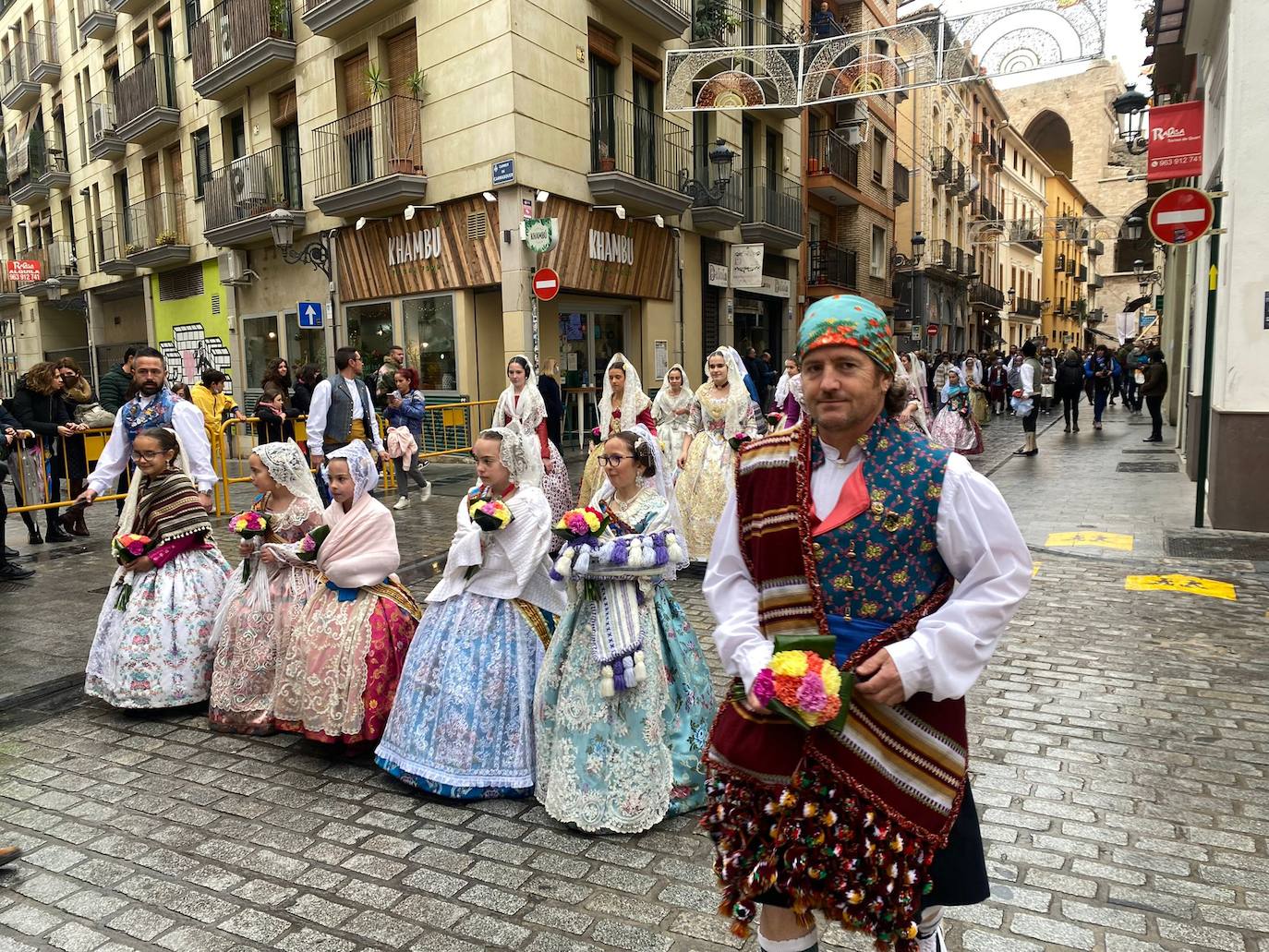 La lluvia no ha podido con el fervor a la Virgen de los Desemperados. La primera jornada de la ofrenda de las Fallas está pasada por agua y protagonizada por las flores y los paraguas, pero nada detiene la ilusión de los falleros de desfilar hasta la Mare de Déu. 