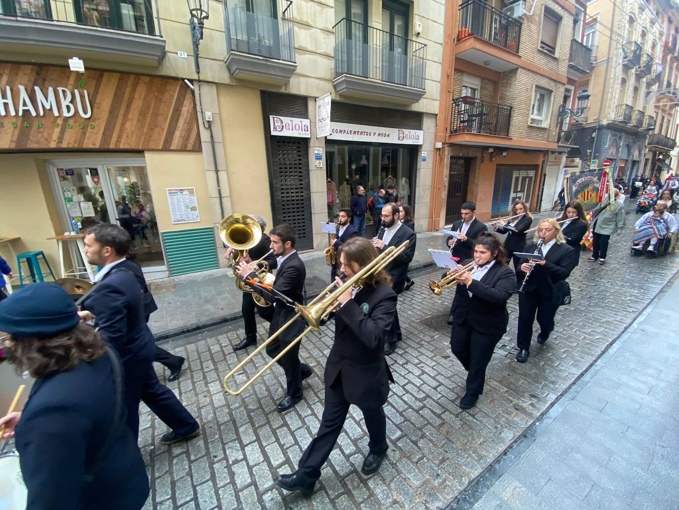 La lluvia no ha podido con el fervor a la Virgen de los Desemperados. La primera jornada de la ofrenda de las Fallas está pasada por agua y protagonizada por las flores y los paraguas, pero nada detiene la ilusión de los falleros de desfilar hasta la Mare de Déu. 