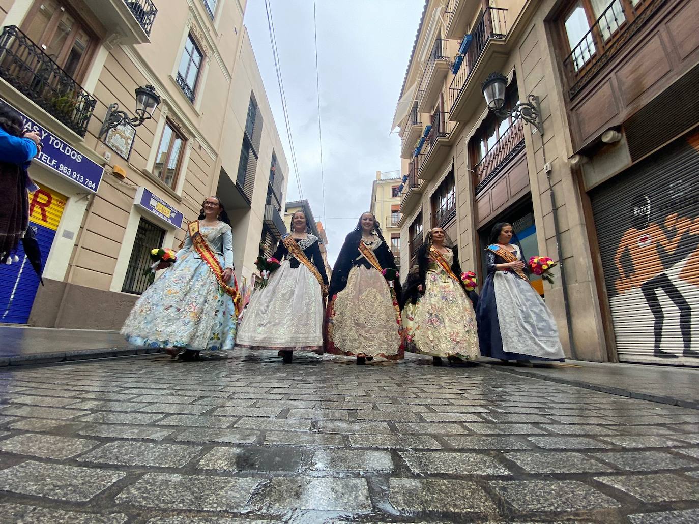 La lluvia no ha podido con el fervor a la Virgen de los Desemperados. La primera jornada de la ofrenda de las Fallas está pasada por agua y protagonizada por las flores y los paraguas, pero nada detiene la ilusión de los falleros de desfilar hasta la Mare de Déu. 