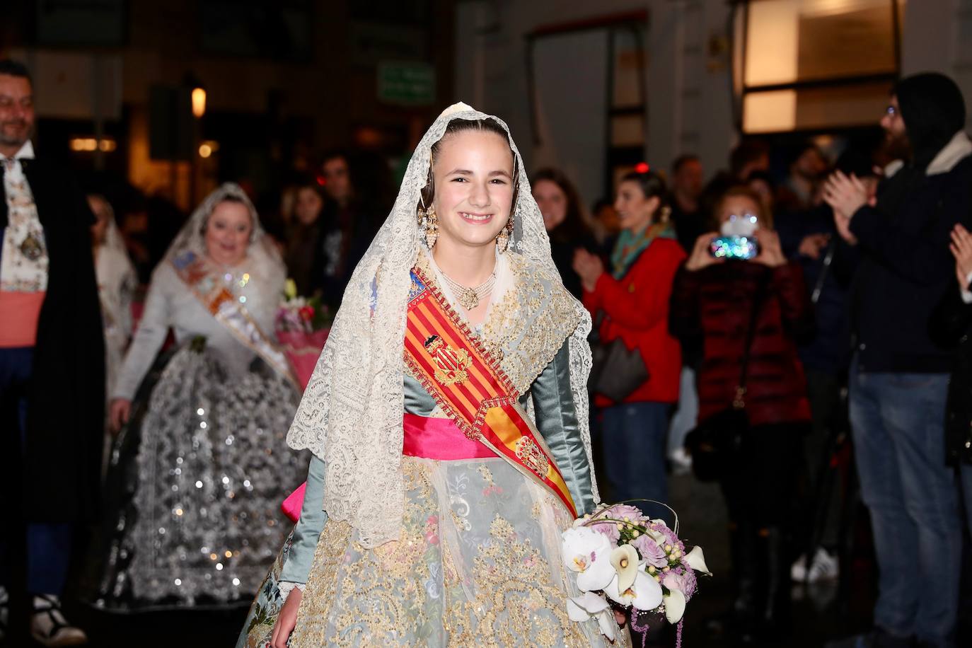 La fallera mayor infantil de Valencia, pasa ante la imagen de la Virgen. 