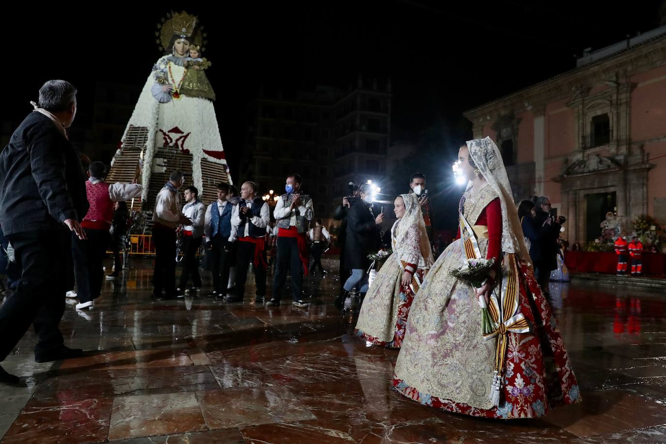 La fallera mayor infantil de Valencia, pasa ante la imagen de la Virgen. 