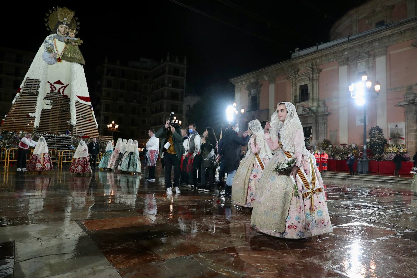 La fallera mayor infantil de Valencia, pasa ante la imagen de la Virgen. 