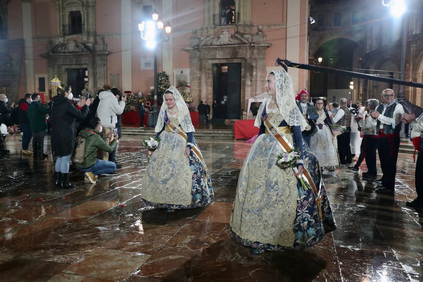 La fallera mayor infantil de Valencia, pasa ante la imagen de la Virgen. 