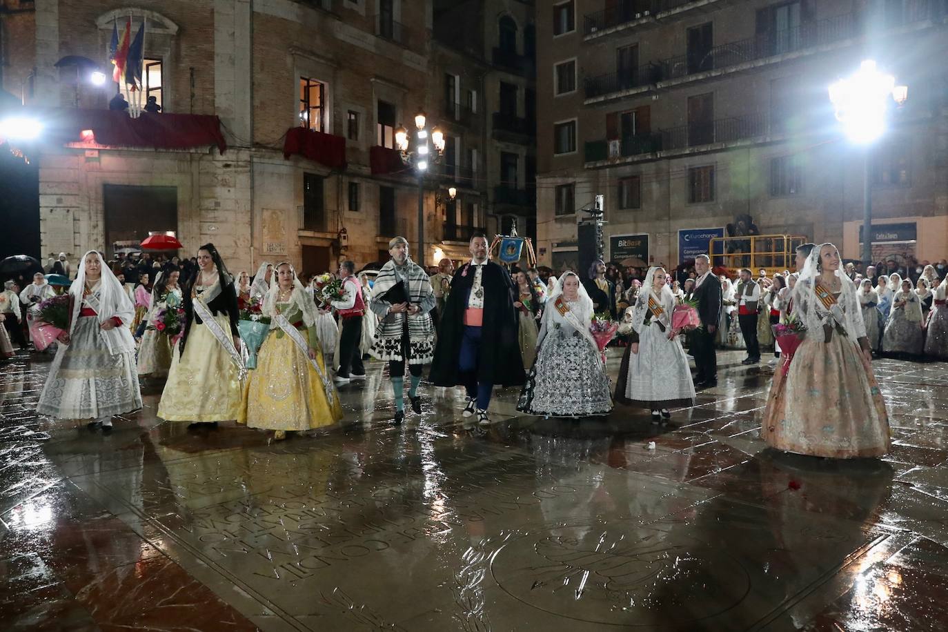 La fallera mayor infantil de Valencia, pasa ante la imagen de la Virgen. 