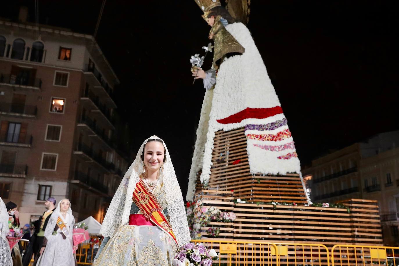 La fallera mayor infantil de Valencia, pasa ante la imagen de la Virgen. 