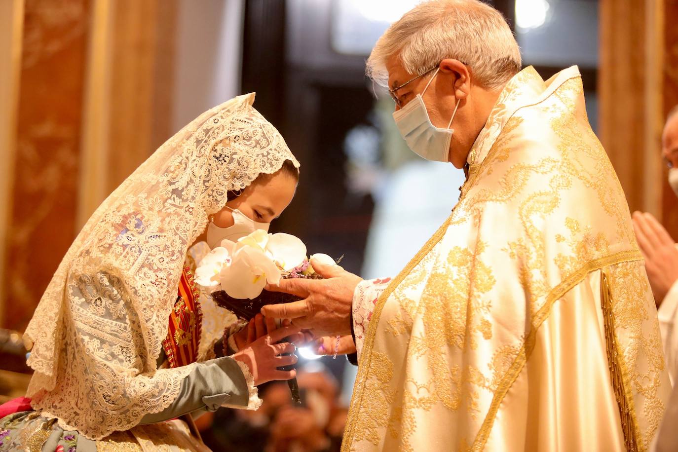 La fallera mayor infantil de Valencia, pasa ante la imagen de la Virgen. 