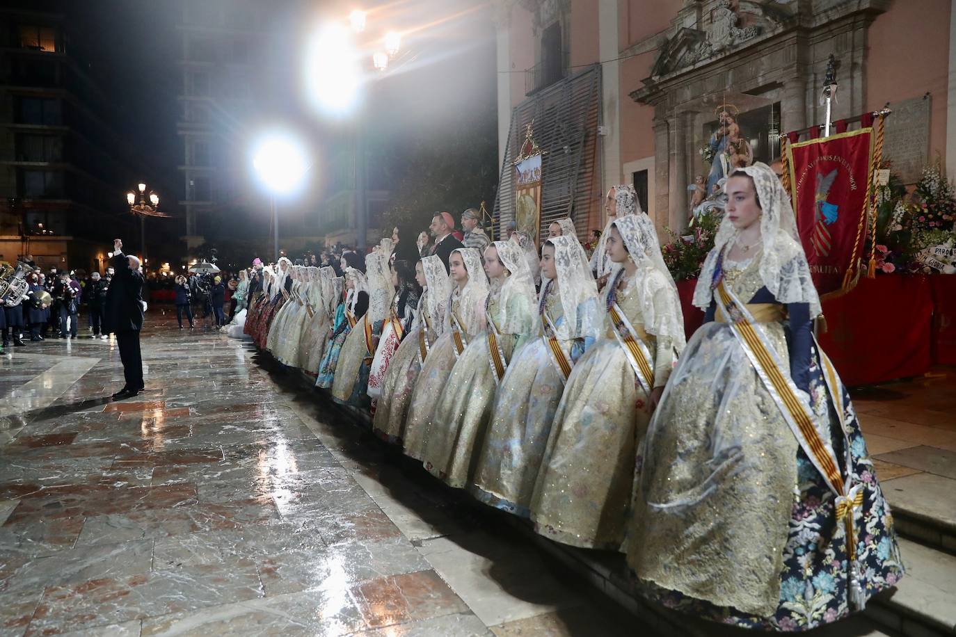 La fallera mayor infantil de Valencia, pasa ante la imagen de la Virgen. 