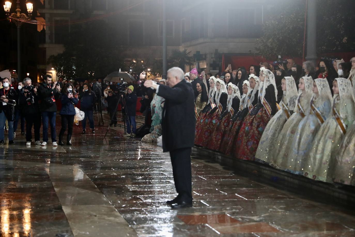 La fallera mayor infantil de Valencia, pasa ante la imagen de la Virgen. 