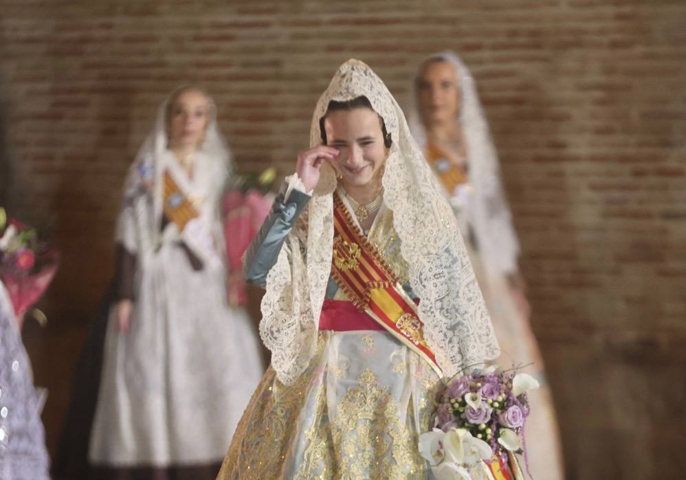 La fallera mayor infantil de Valencia, pasa ante la imagen de la Virgen. 